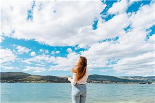 Το σώμα θυμάται το άγχος: 7 τρόποι να το ηρεμήσεις και να νιώσεις ξανά ασφαλής