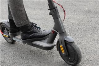 Από ποια ηλικία επιτρέπεται το ηλεκτρικό πατίνι; Τι προβλέπει ο ΚΟΚ για τους οδηγούς