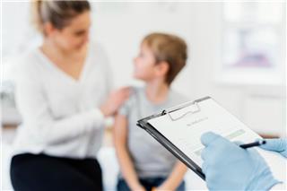 Το ελληνικό νησί που πρoσφέρει 1.000 ευρώ bonus κάθε μήνα στον παιδίατρο που θα πάει εκεί για δουλειά