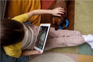 Η έρευνα που σοκάρει: Tα παιδιά έχουν εθιστεί στις οθόνες, και αυτό πλέον φαίνεται στο σχολείο