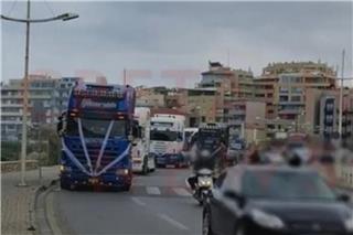 Γάμος με… νταλίκες στο Ηράκλειο – Ασυνήθιστο θέαμα στην παραλιακή