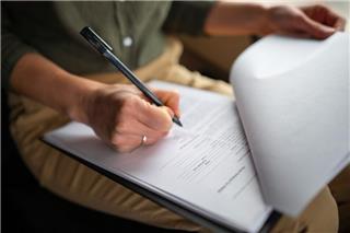 Διάλεξε ποιος θα φύγει: Το ερωτηματολόγιο που σόκαρε την Ιταλία