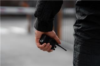 Ρώμη: Πεθερός επιτέθηκε με μπαλτά στη νύφη του στη μέση του δρόμου