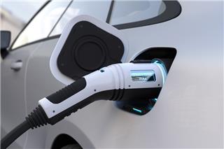 Γιατί οι αυτοκινητοβιομηχανίες κάνουν πίσω στα ηλεκτρικά αυτοκίνητα