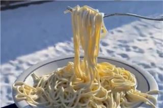 Ακραίο ψύχος στις ΗΠΑ: Μακαρόνια παγώνουν στον αέρα στη Μινεάπολη