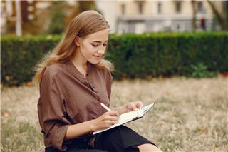 Το πιο απλό και αποτελεσματικό self-care που ξεχνάς – και είναι ό,τι πρέπει για αυτή την εποχή