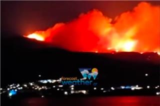 Μαίνεται η φωτιά στην Πάρο: Νέα μηνύματα από το 112 – Στη μάχη από το πρωί και έξι εναέρια