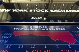 ΗΠΑ: Με πτώση άνοιξε η Γουόλ Στριτ, πέφτουν τα ευρωπαϊκά Χρηματιστήρια, «φωτιά» παίρνει η τιμή του Μπρεντ