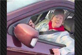 Νέο βίντεο: «Δεν πειράζει, δεν σου έχω θυμώσει» λέει σε πράκτορα της ICE η 37χρονη πριν την πυροβολήσουν