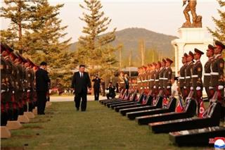 Κιμ Γιονγκ Ουν: Εγκαινίασε μνημείο για τους στρατιώτες που ανατινάχθηκαν αντί να αιχμαλωτισθούν