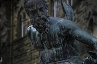 Φλωρεντία: Σκαρφάλωσε σε ιστορικό συντριβάνι για να πιάσει… τα γεννητικά όργανα του Ποσειδώνα