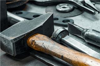 Ανδρας τραυμάτισε με σφυρί εφήβους «επειδή μιλούσαν δυνατά», ψέκασε με άγνωστη ουσία τρεις αστυνομικούς