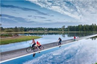 Ποδηλατώντας μέσα στο νερό: Ο πιο παράξενος ποδηλατόδρομος της Ευρώπης που έγινε viral