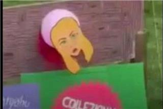 Ιταλία: Έβαλαν το κεφάλι της Μελόνι σε χαρτόνι και της το... έκοψαν στην γκιλοτίνα σε καρναβάλι