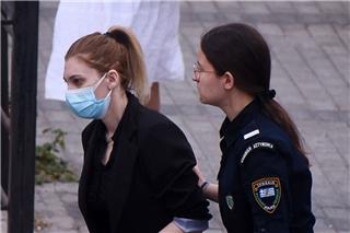 Ρούλα Πισπιρίγκου: Με μπαστούνι στο δικαστήριο