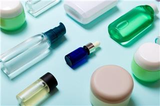 Η ουσία που «παίζει παντού» σε καλλυντικά και φάρμακα και μπήκε στο μικροσκόπιο των ειδικών