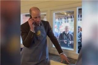 Ο πρίγκιπας Ουίλιαμ παίρνει παραγγελία πελάτισσας και τα... μπερδεύει λίγο