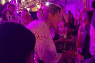Viral στο TikTok: Η Νατάσσα Μποφίλιου τραγουδά αγκαλιά με ιερέα σε live εμφάνισή της