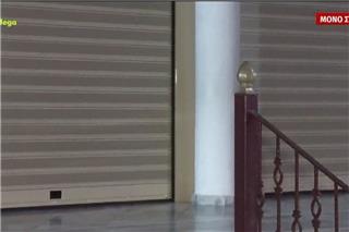 Κορυδαλλός: Ανεβάζει και κατεβάζει ρολά στην εκκλησία ο ιερέας