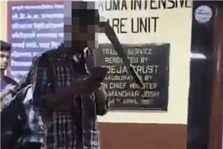 Σοκαριστικά πλάνα: Ανδρας εμφανίζεται στα επείγοντα με τεράστιο μαχαίρι καρφωμένο στο κεφάλι του