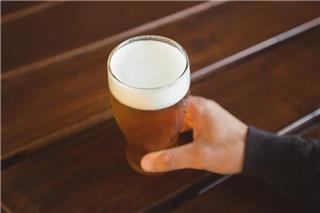 Πήγε για μπύρα στο διάλειμμα, έχασε τη δουλειά του αλλά κέρδισε στο δικαστήριο