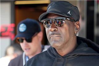 Στη Μύκονο ο Michael Jordan: Δείτε βίντεο από την άφιξη του ιδιωτικού jet του μπασκετμπολίστα