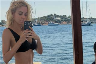 Οι πόζες της Δούκισσας Νομικού με μαύρο μπικίνι, δείτε φωτογραφίες