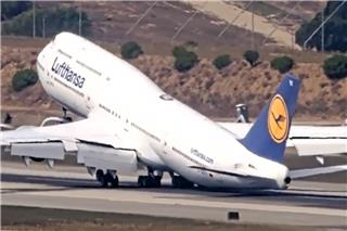 Boeing 747 της Lufthansa παραλίγο να χτυπήσει την ουρά στο Λος Αντζελες ‑ Βίντεο
