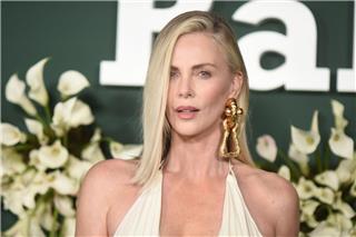 Σαρλίζ Θερόν: Μαγνήτισε τα βλέμματα με καυτό μπικίνι σε παραλία της Χαβάης