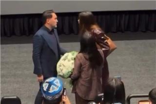 Viral στιγμή: Τσάκωσε τον σύζυγό της με την ερωμένη στο σινεμά - Την «πλήρωσαν» τα λουλούδια