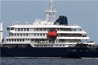 Μετ` εμποδίων η εκκένωση του «MV Hondius» - Αγκυροβόλησε στο λιμάνι της Γκραναδίγια λόγω καιρού