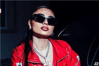 Αγνωστοι πυρπόλησαν το αυτοκίνητο της τράπερ Ghetto Queen -Καταγγέλει ότι δεχόταν απειλές