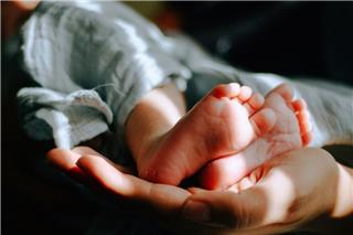 Νταντάδες της Γειτονιάς: Ξεκινούν οι αιτήσεις για voucher έως €500 - Προϋποθέσεις και δικαιούχοι