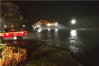 Κακοκαιρία στην Κέρκυρα: Ανεμοστρόβιλος και διακοπή κυκλοφορίας σε παραλιακή οδό - Βίντεο