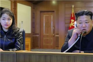 Κιμ Γιονγκ Ουν: Επέβλεψε δοκιμαστική εκτόξευση πυραύλων cruise από αντιτορπιλικό - Βίντεο