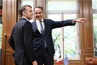 Μητσοτάκης: «Σαφές μήνυμα η επίσκεψή σας» - Μακρόν: «Μπορείτε να βασιστείτε πάνω μας»