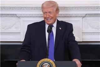 Ο Τραμπ αυξάνει στο 15% τους δασμούς σε όλες τις εισαγωγές παγκοσμίως