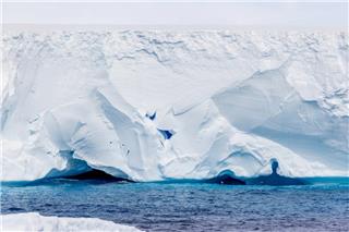 A23a: Το μεγαλύτερο παγόβουνο του κόσμου έχει «μόνο λίγες εβδομάδες ακόμη» πριν λιώσει εντελώς
