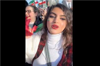 Η Ιρανή που άναψε τσιγάρο με φωτογραφία του Χαμενεΐ έγινε πάλι viral