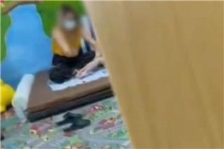 Περιστατικό κακοποίησης παιδιού με εγκεφαλική παράλυση από φυσικοθεραπεύτρια καταγράφηκε σε βίντεο