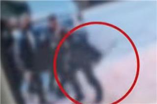 Αδιανόητες εικόνες στη Θεσσαλονίκη: Αστυνομικός άφησε το όπλο του κάτω για να τσακωθεί με πολίτη