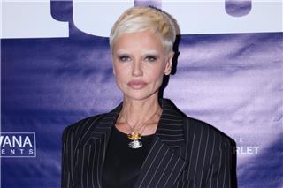 Αγνώριστη η Αντριάνα Σκλεναρίκοβα σε βραδινή εκδήλωση