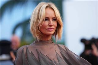 Η Αντριάνα Σκλεναρίκοβα κατηγορεί τον εν διαστάσει σύζυγό της και πατέρα της κόρης της για κακοποίηση και εκβιασμό