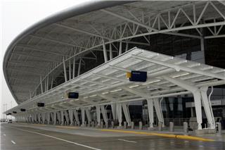 38χρονη επιβάτης έπεσε από ύψος 15 μέτρων σε αεροδρόμιο και πέθανε