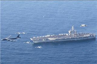 Το Ιράν ισχυρίζεται ότι εκτόξευσε πυραύλους προς το αμερικανικό αεροπλανοφόρο Abraham Lincoln