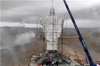 Αγαλμα του Ιησού Χριστού 26 μέτρων τοποθετήθηκε στα σύνορα Λιβάνου-Συρίας ως μήνυμα ειρήνης