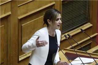 Λιποθύμησε η Ειρήνη Αγαπηδάκη στη Βουλή