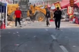 Δείτε βίντεο: Μπουλντόζα εισβάλλει σε υπαίθρια αγορά στο Πεκίνο, τουλάχιστον 13 νεκροί