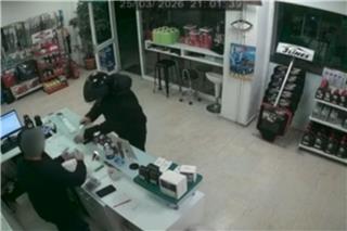 O δράστης της ληστείας στο βενζινάδικο στο Αγρίνιο, εξομολογήθηκε και παραδόθηκε με τον ιερέα του στην Αστυνομία