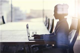 AI στη δουλειά: Γιατί η Τεχνητή Νοημοσύνη απειλεί την εμπιστοσύνη στον εαυτό μας